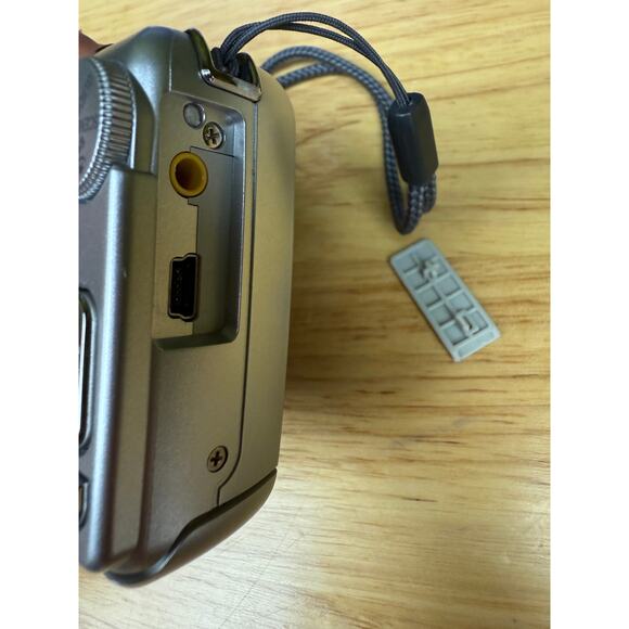 Olympus FE-210 Digital Camera 7.1 MP + Strap + OEM Cables (TESTED) Silver AA Bat - Picture 8 of 10